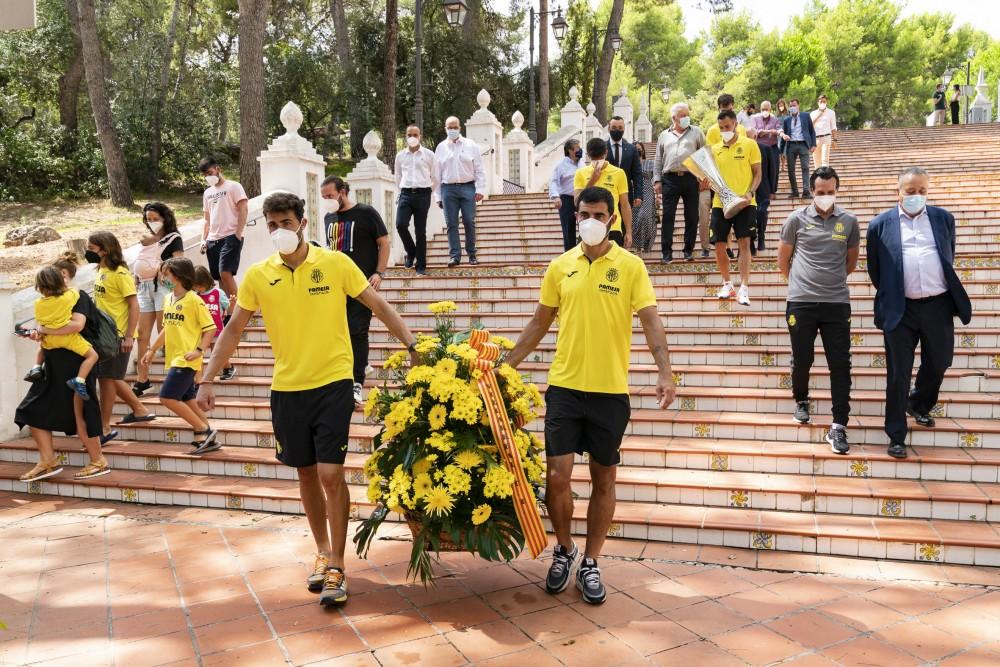 El equipo del Villarreal participó este miércoles en la tradicional ofrenda floral a los patronos. FOTO: VILLARREAL CF