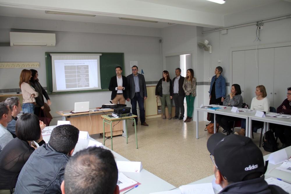 040319 alcalde de Onda Ximo Huguet junto a teniente de alcalde Ayuntamiento visitan cursos cerámicos 2