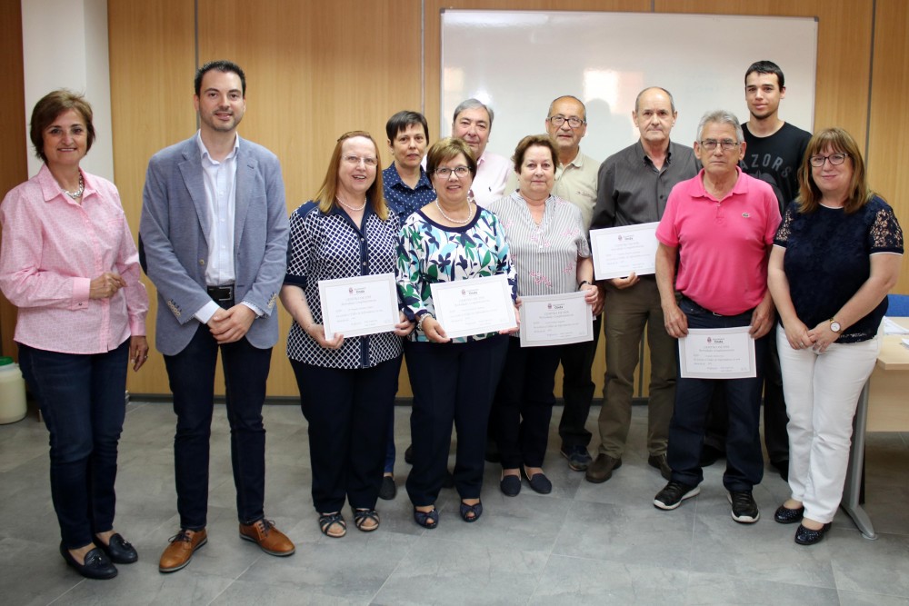 040618 alcalde de Onda Ximo Huguet con uno de los grupos de mayores de inform·tica