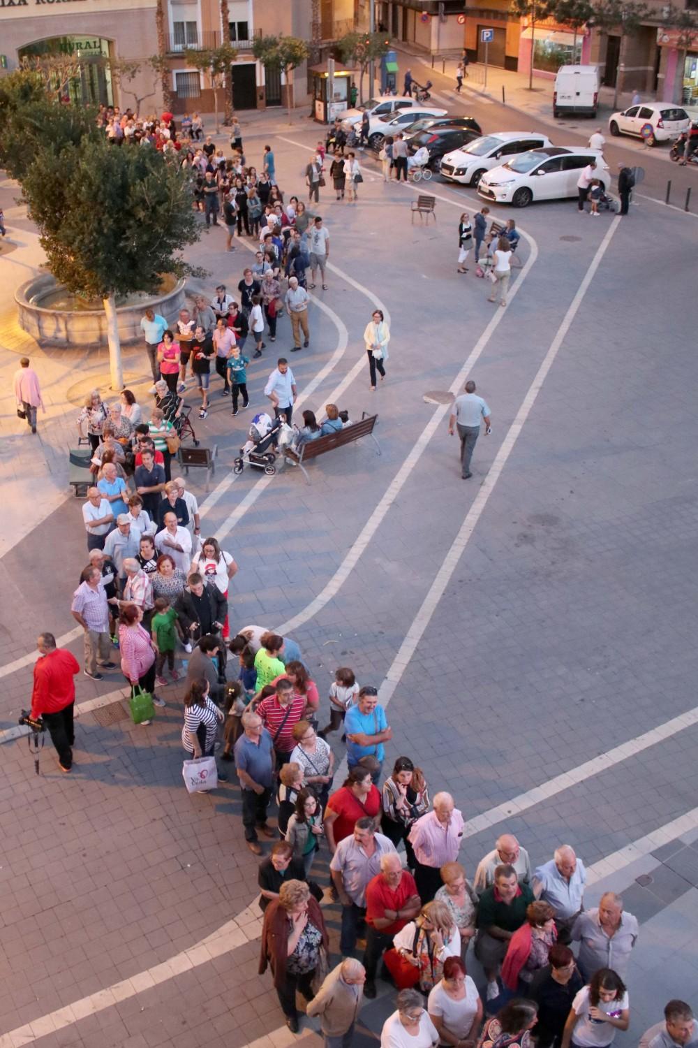 051018 colas en el reparto del programa de Fira, Ayuntamiento de Onda