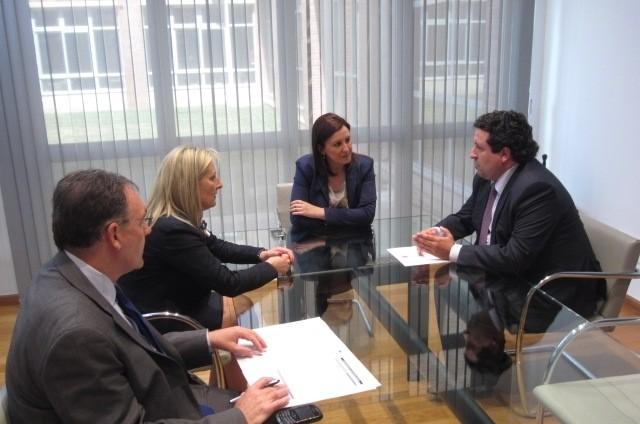 La portavoz del Partido Popular de Almenara, Alicia Bañuls, acompañada por el presidente provincial del PP, Javier Moliner, se ha reunido con la consellera de Educación, Mª José Catalá, con el objetivo de pedirle una solución para el problema de aluminosis del CEIP Juan Carlos I. La aluminosis fue detectada en una inspección de la conselleria de Educación al centro. Desde ese mismo momento, siguiendo los protocolos establecidos, se informó a las autoridades pertinentes para comenzar los pasos estipulados para este tipo de casos. En el informe se contemplaba que no había riesgo para los alumnos y que podían acabar el curso en estas instalaciones sin ningún problema. Aún así, la conselleria decidió reubicar inmediatamente a todos los alumnos del centro.