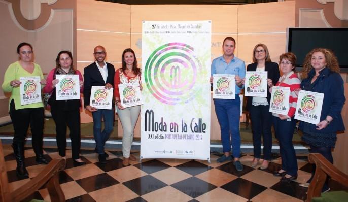 La concejala de Comercio, Carmen Albert, ha anunciado hoy que “la celebración de la ‘XXI Moda en la Calle’, prevista para mañana, 27 de abril, se traslada al próximo sábado 4 de mayo debido a las previsiones meteorológicas adversas”. La edila ha insistido en que “para la nueva fecha del 4 de mayo se mantienen los mismo horarios, es decir: 12h de la mañana para el desfile infantil, 18h de la tarde para moda sport y 20h moda de coctail y fiesta”. Finalmente, la concejala también ha anunciado que “en el caso de que el próximo 4 de mayo tampoco se dieran la condiciones meteorológicas, está prevista otra fecha alternativa que sería la del 18 de mayo”.
