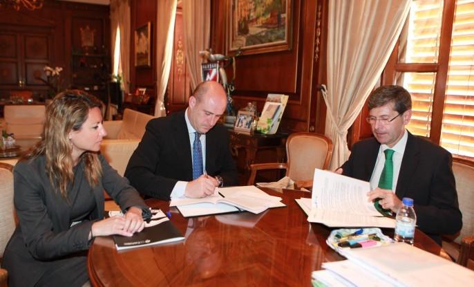 Begoña Carrasco, David Cruz y Alfonso Bataller, durante la firma del convenio de cesión de Castalia.