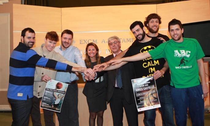 Los jugadores y dirigentes del Amics Castelló, esta mañana en el Ayuntamiento con la concejala Begoña Carrasco.