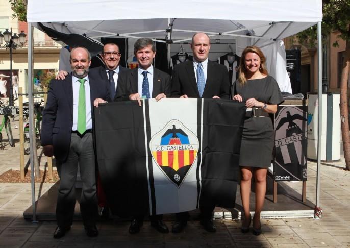 Ximo Torres, José Masip, Alfonso Batalle, David Cruz y Begoña Carrasco muestran una bandera albinegra.