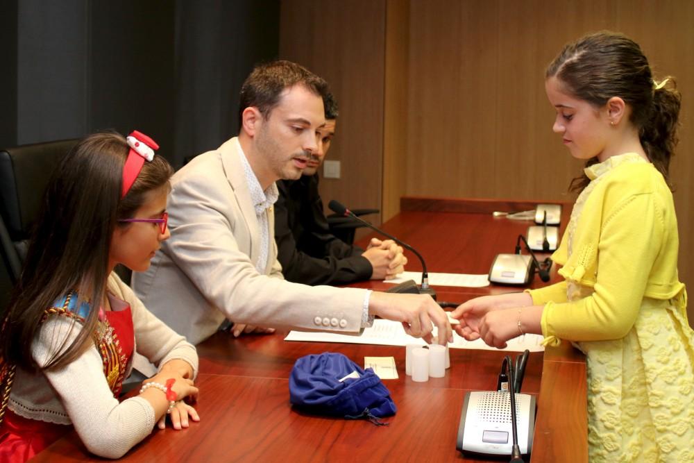 140518 reina infantil fira d'onda, Carmen Fabregat, durante el sorteo Ayuntamiento