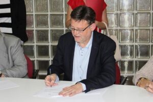 Ximo Puig durante la firma.