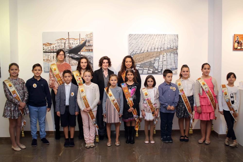 191017 reinas y cortes de honor fira d'Onda 2017 en exposición con artista M Carmen Vidal