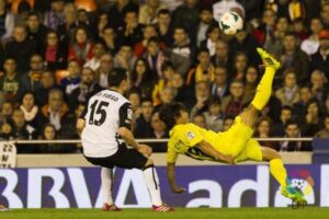 Acrobático remate de Oliver Torres, en Mestalla ante el Valencia. FOTO: LFP.es