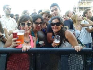 La actriz valenciana Olga Alamán, entre el público del Arenal Sound.