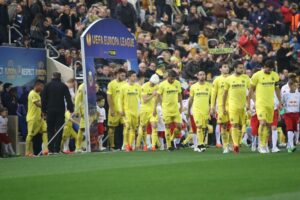 Salida de los dos equipos al césped de El Madrigal. FOTO: PEDRO CAZORLA