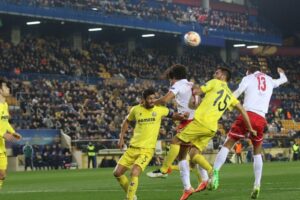 La defensa del Villarreal tuvo mucho trabajo ante el Salzburgo. FOTO: PEDRO CAZORLA