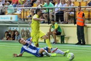 Jaume Costa dribla a un adversario en el partido de esta tarde-noche. FOTO: PEDRO CAZORLA