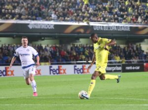 Bakambú se decide a marcar el primer gol de la noche en El Madrigal. FOTO: PEDRO CAZORLA