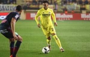 Nahuel Leiva intenta sortear a un adversario. FOTO: PEDRO CAZORLA