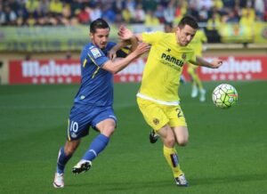 Rukavina pelea un balón en el centro del campo. FOTO: PEDRO CAZORLA