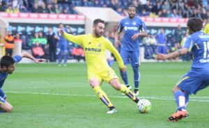 Adrián López lanza a puerta desde la frontal del área. FOTO: PEDRO CAZORLA