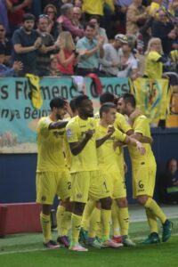 Los jugadores del Villarreal celebran el gol de Bakambú en el descuento. FOTO: PEDRO CAZORLA
