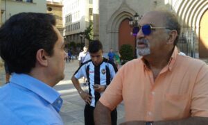 El exdelantero argentino Cioffi hablando con el director general del Castellón, Jordi Bruixola.