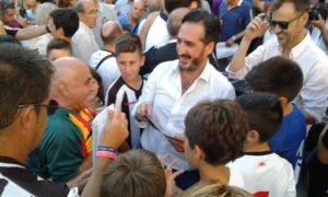 El presidente Vicente Montesinos reparte cuartillas informativas a los aficionados.