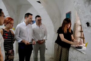 210717 alcalde Ximo Huguet y equipo de gobierno con artista Begoña Molina en la prisión, Festival Onda 3 culturas