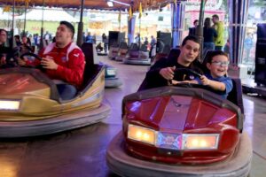 211016 Inauguración Feria atracciones Fira Onda, concejal de fiestas Asensio Blaya con acompañante reina infantil