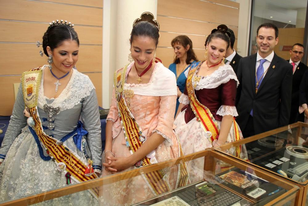 211018 reina de la Fira, corte de honor y alcalde de Onda Ximo Huguet en apertura oficina correos