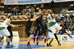 El partido resultó muy reñido durante todo el tiempo. FOTO: LEB