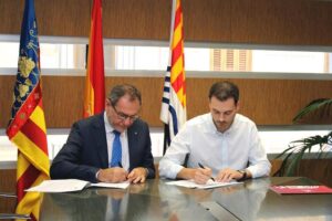 230617 firma convenio alcalde de Ayuntamiento Onda Ximo Huguet y rector UJI Vicent Climent