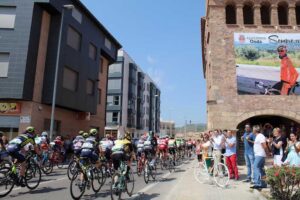 240817 Vuelta España Onda con homenaje Víctor Cabedo, alcalde de Onda, Ximo Huguet, corporación municipal y Familia