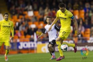 El capitán del Villarreal, Bruno Soriano, peleando un balón. FOTO: LFP.es
