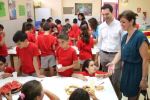 310517 Encarna Ribes, concejala educación, alcalde de Ayuntamiento Onda, Ximo Huguet en Desayunos saludables