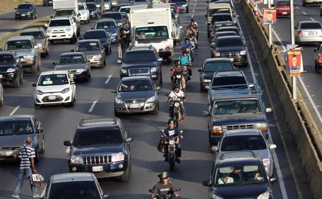 Tremendo congestionamiento de tráfico en la principal autopista de Caracas. Los bocinazos y las motocicletas son algunos de los factores que contribuyen a hacer que Caracas sea una ciudad cuyos habitantes deben soportar ruidos enloquecedores. Foto del 21 de noviembre del 2012. (AP Photo/Ariana Cubillo)