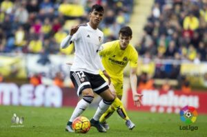 El lateral pachequero Adrián Marín pelea un balón ante un rival. FOTO: LFP