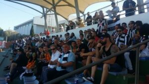 Medio centenar de aficionados albinegros estuvieron en la grada acompañando al Castellón. FOTO: CD CASTELLÓN