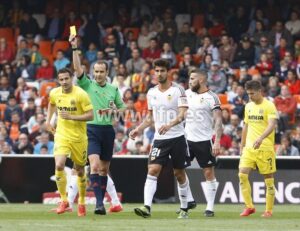 El colegiado Melero López amonesta al lateral amarillo Mario Gaspas. FOTO: LFP