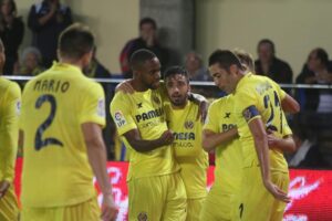 Los jugadores celebran el segundo gol que fue anotado por Bakambu. FOTO: PEDRO CAZORLA.