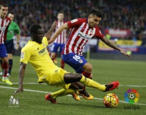 Bakambú lucha un balón con un futbolista colchonero. FOTO: LFP