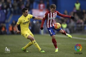 Bruno Soriano presiona al local Griezman. FOTO: LFP