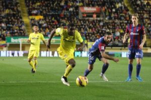 Campbell intenta la internada por banda ante el Éibar. FOTO: PEDRO CAZORLA