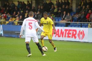 Joe Campbell intenta superar a un contrario por la banda derecha. FOTO: PEDRO CAZORLA