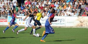 Jordi Marenyà sube al ataque con el balón controlado.