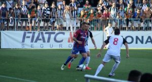 Pelea y lucha durante los noventa minutos en el césped de Castalia.