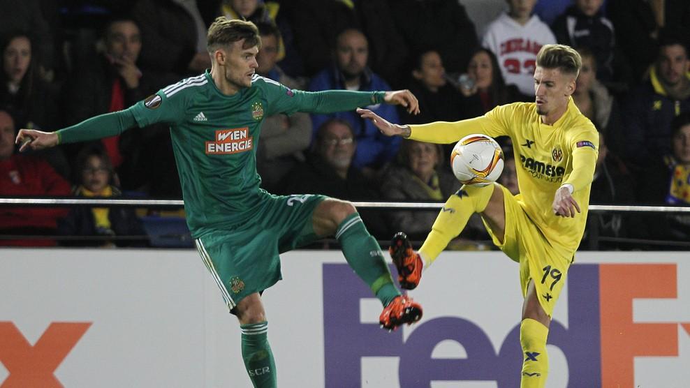 Samu Castillejo en plena lucha del balón. FOTO: LALIGA