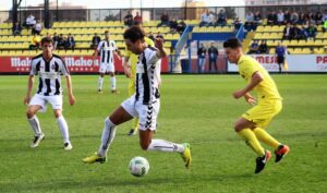 Chema Díaz lleva el balón ante la mirada de Chuca.