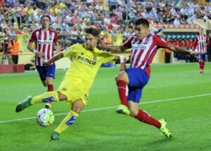 Denis Suárez intenta centrar al área colchonera. FOTO: PEDRO CAZORLA