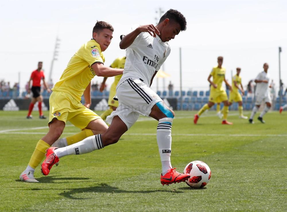 Enric Martínez lucha un balón en el partido contra el Real Madrid de este domingo. FOTO: REAL MADRID CF
