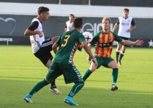 Los albinegros encajaron la segunda derrota de pretemporada ante el Mestalla. 