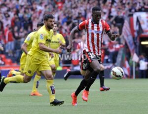 Jokic pelea un balón con un futbolista rival. FOTO: LPF