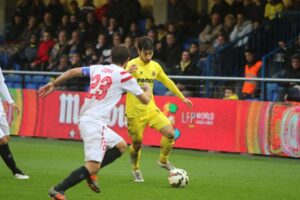 Manu Trigueros intenta acercarse a la portería contraria. FOTO: PEDRO CAZORLA